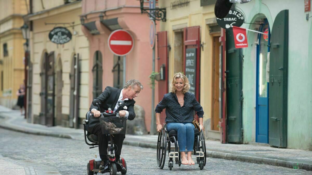 Девушка притворилась инвалидом на балу. Комедия про инвалида на коляске.